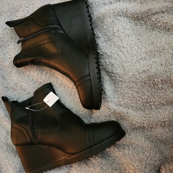 KHOMBU Size 10 M Black Vegan Leather Wedge Booties NWT - Picture 3 of 6